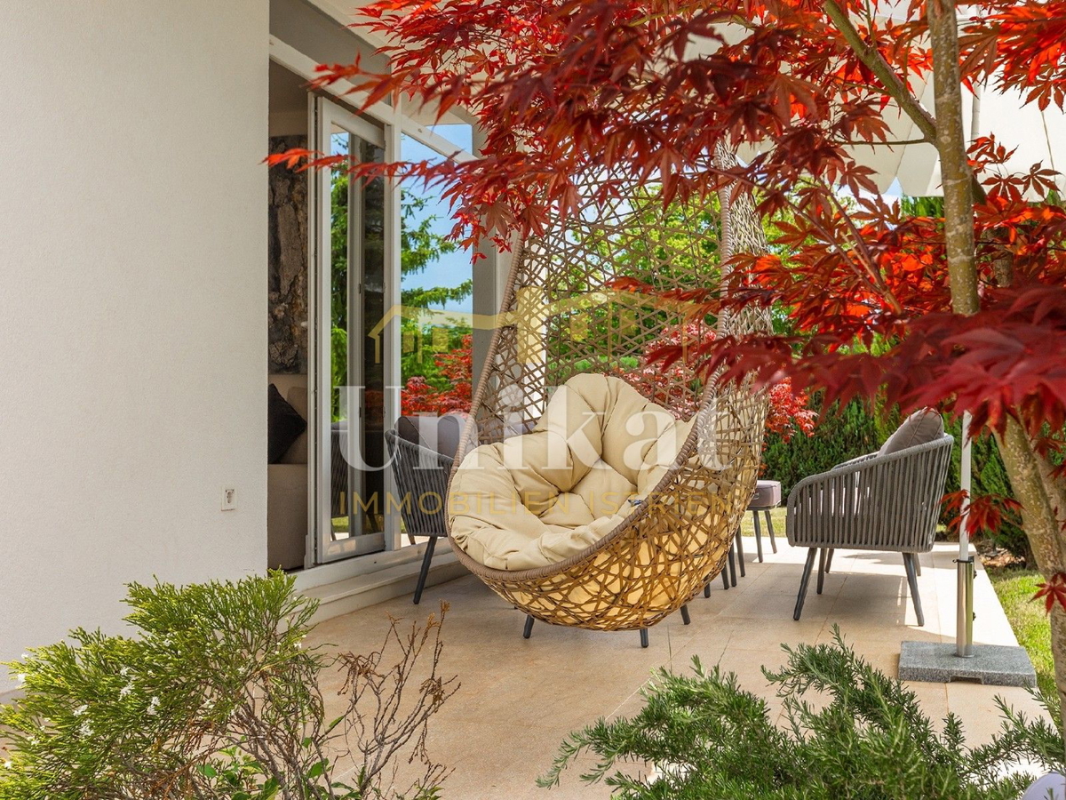 Villa moderna con piscina interna ed esterna